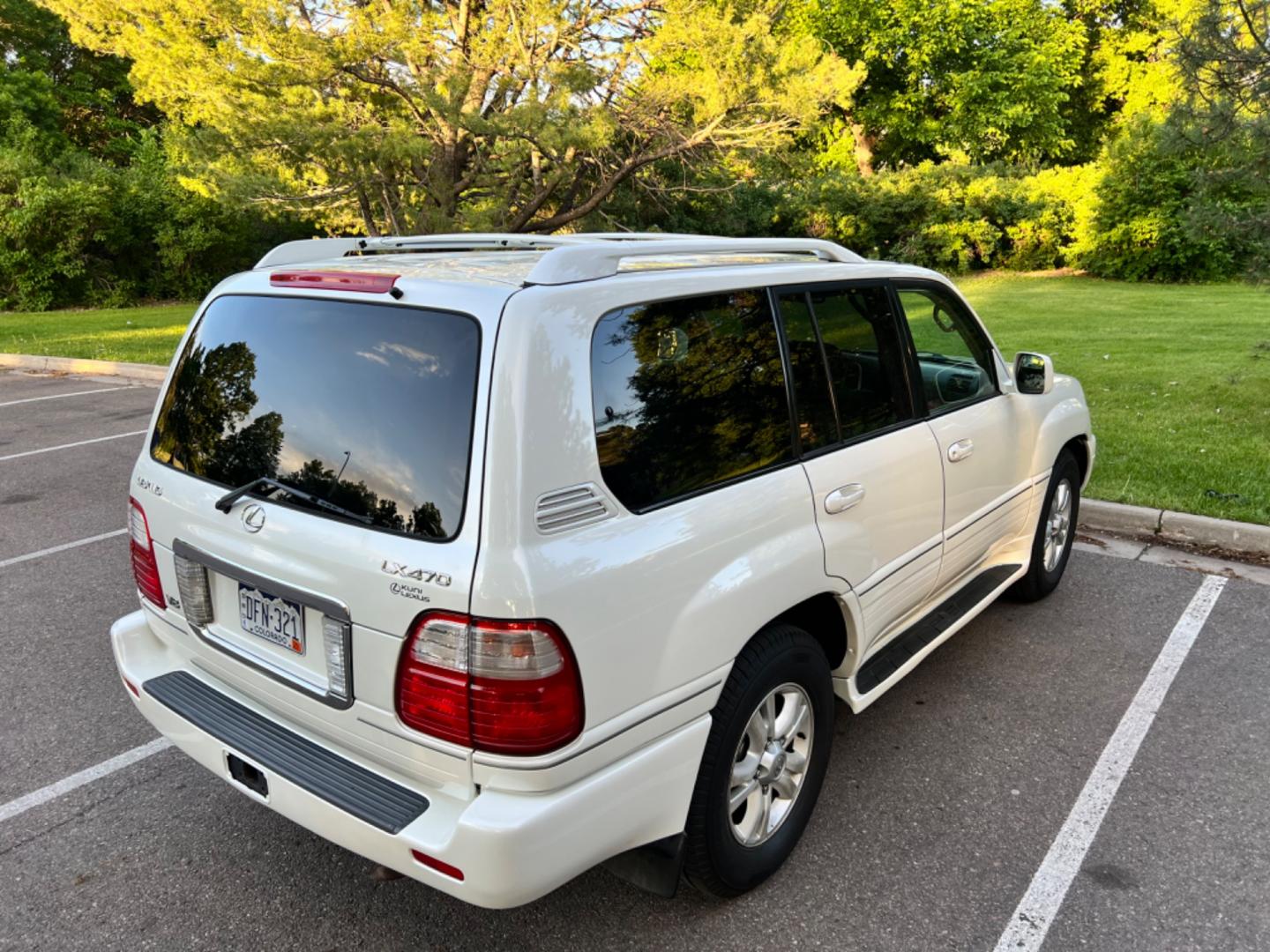 2005 White /Tan Lexus LX 470 , located at 2510 47th St. Suite 200, Boulder, CO, 80301, (303) 641-0333, 40.026196, -105.243217 - Photo#5